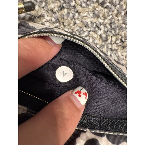 Lululemon Pedal To The Medal 7/8 Tight *Full-On Luxtreme Ace Spot SZ 4 EUC - Picture 5 of 6